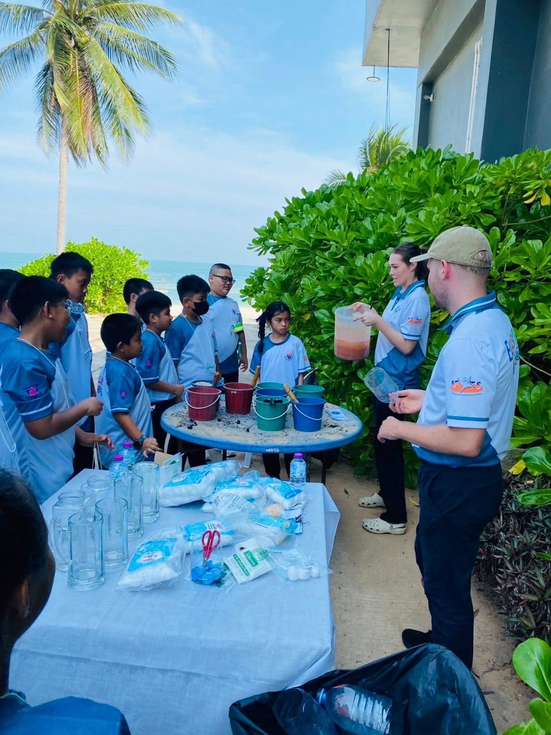 <div style='text-align:center;'><a href='img/article/art_1766989607/image/g/35d2fa2c3dfc6bda82b3624ac78b3b8a1_592975699.jpg' target='_blank' style='color:#FFF !important;' download><b>ดาวน์โหลดรูปภาพ</b> <span style='font-size:12px;'>(1,108 x 1,477 px)</span></a></div>