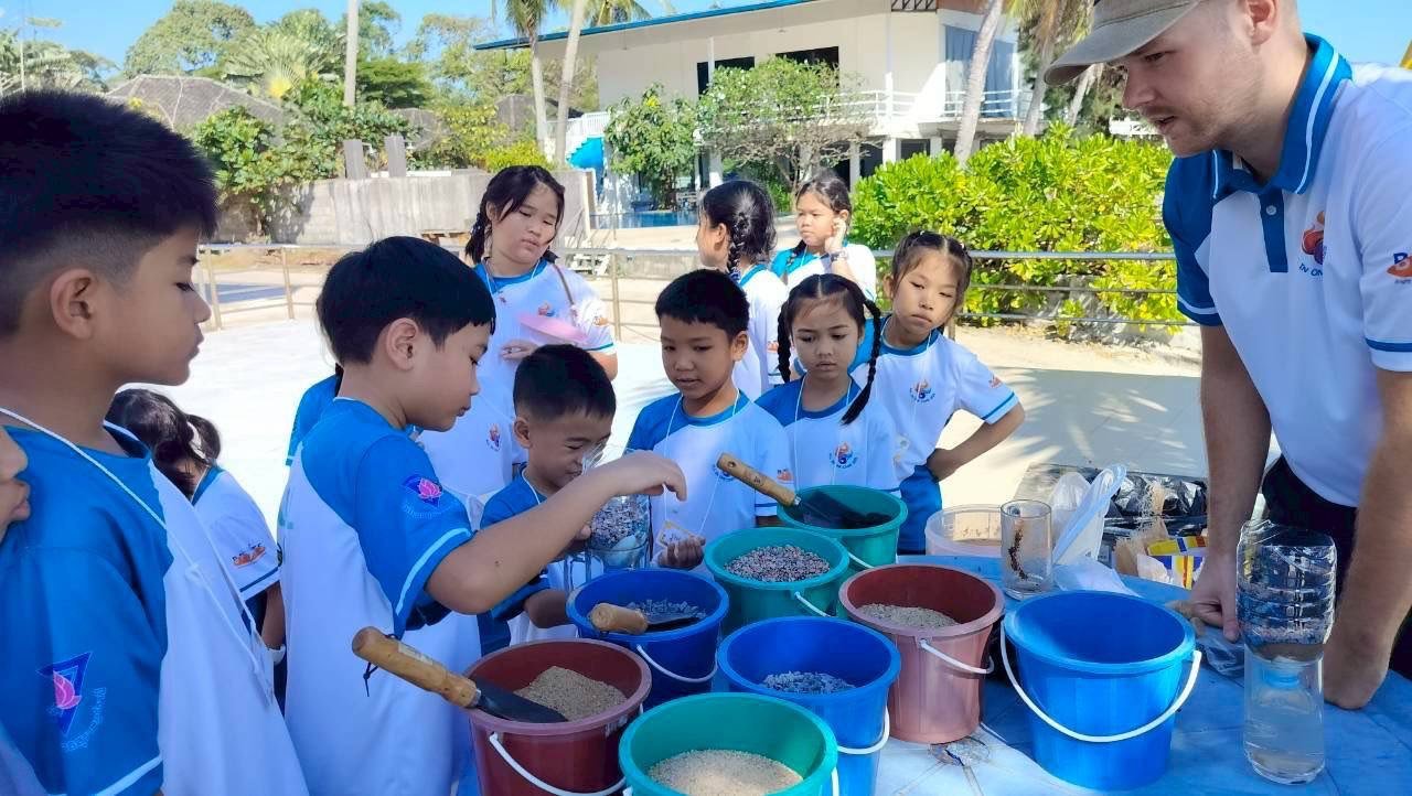 <div style='text-align:center;'><a href='img/article/art_1766989607/image/g/3f4ad91223825d2daf7ed794f9a974791_1397305389.jpg' target='_blank' style='color:#FFF !important;' download><b>ดาวน์โหลดรูปภาพ</b> <span style='font-size:12px;'>(1,280 x 722 px)</span></a></div>